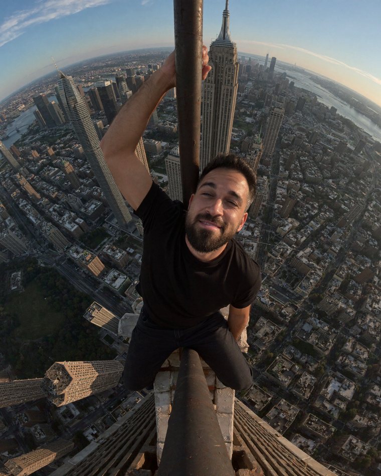 Michele De Vivo, MichyDev, aggrappato alla guglia di un grattacielo a New York